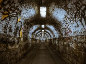 Graffiti in Prag: Die Kunst hinter den historischen Fassaden