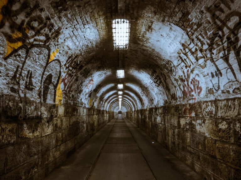 Graffiti in Prag: Die Kunst hinter den historischen Fassaden